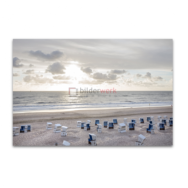 Strandkörbe im Abendlicht